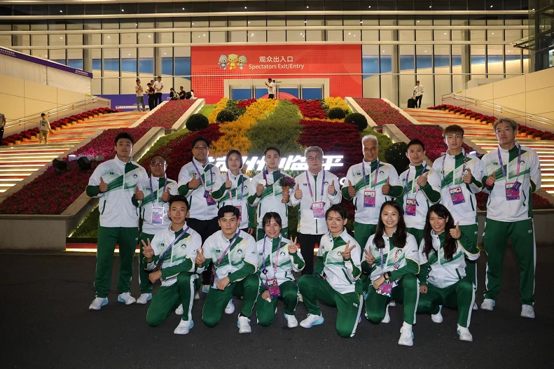 圖三 團長潘永權與空手道隊合照
