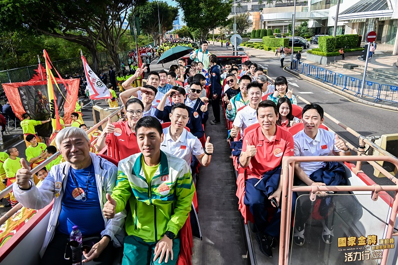 圖三 一眾國家及澳門出戰杭州亞運的運動員於公益金百萬行合照