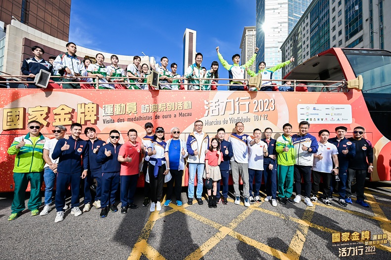 圖四 運動員與活動單位嘉賓合照 圖四 運動員與活動單位嘉賓合照
