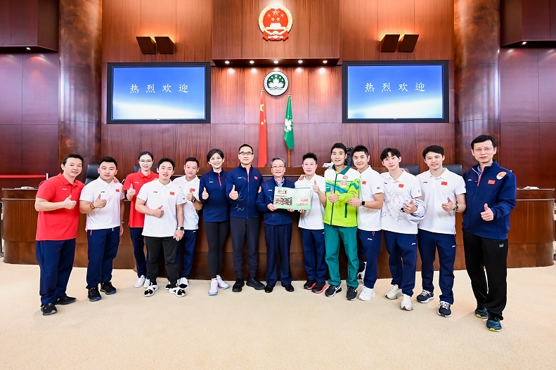 圖一 國家金牌運動員與一眾嘉賓於澳門立法會合照 圖一 國家金牌運動員與一眾嘉賓於澳門立法會合照
