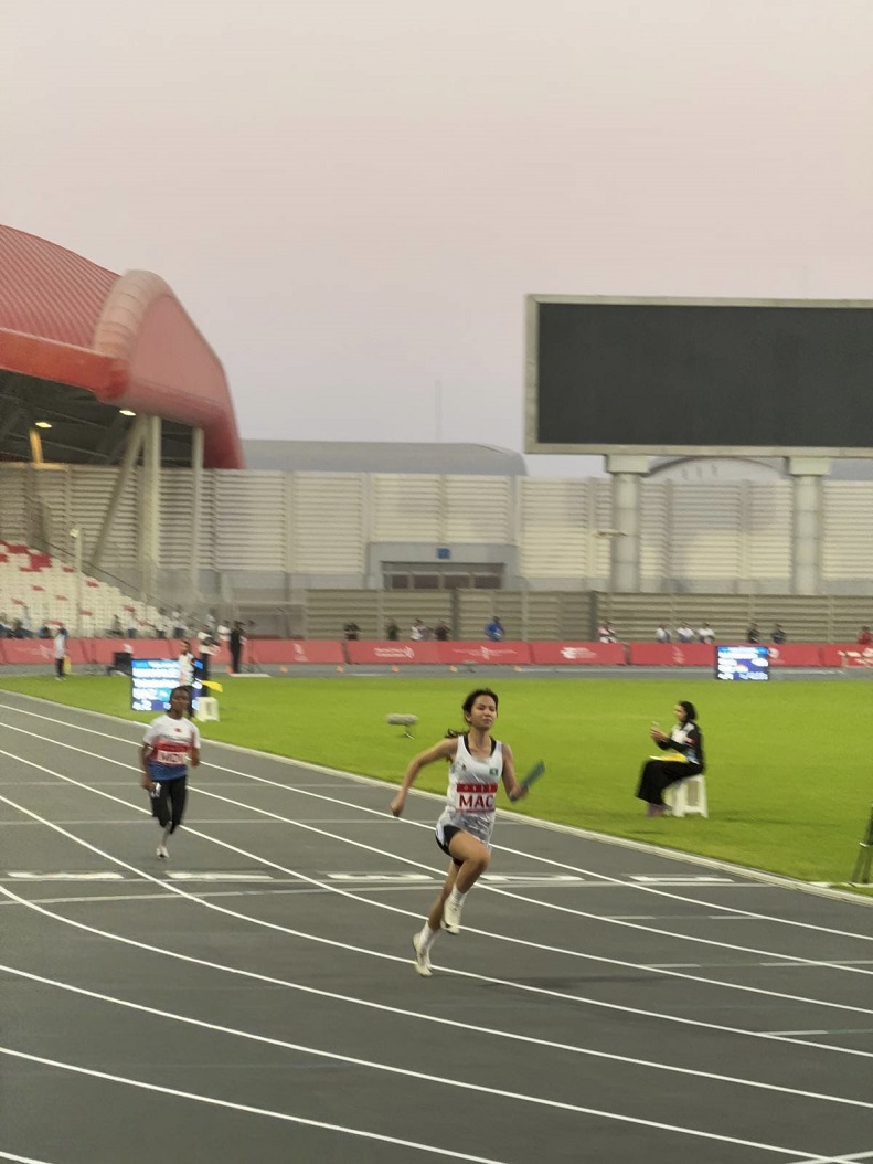 圖1 鄭子慧接棒衝刺 圖1 鄭子慧接棒衝刺