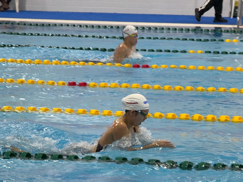 圖3A 陳佩琳於100米蛙泳決賽猛攻